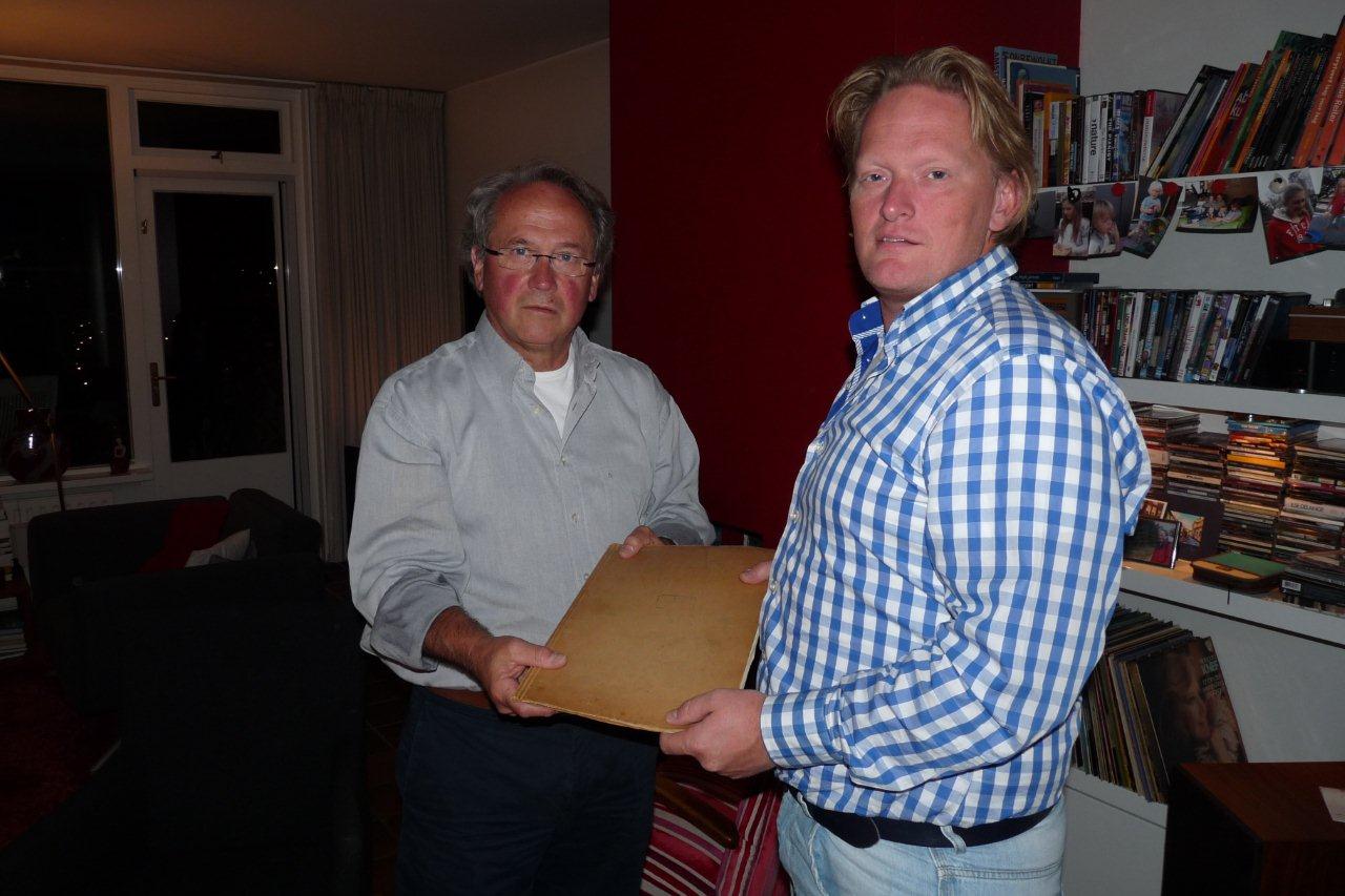 Voorzitter Henno Koelewijn neemt archief in ontvangst
